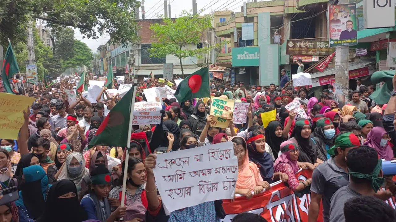 দেওয়া হয় হত্যা-ধর্ষণের হুমকি, আন্দোলনে তবুও থামেননি নারীরা