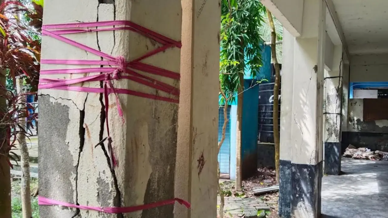 দড়ি দিয়ে বাঁধা বিদ্যালয় ভবনের পিলার, ঝুঁকি নিয়েই চলছে পাঠদান