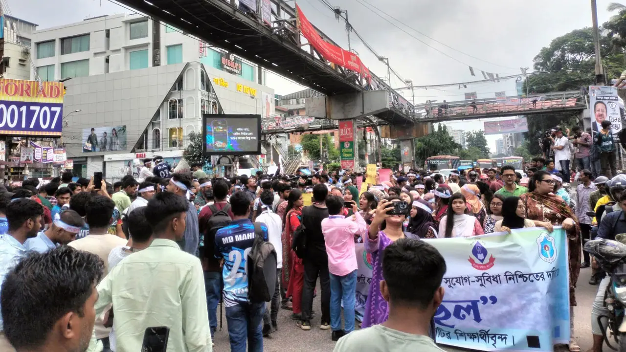 অধ্যাদেশের দাবিতে সায়েন্সল্যাব মোড় ১০ মিনিট অবরোধ শিক্ষার্থীদের