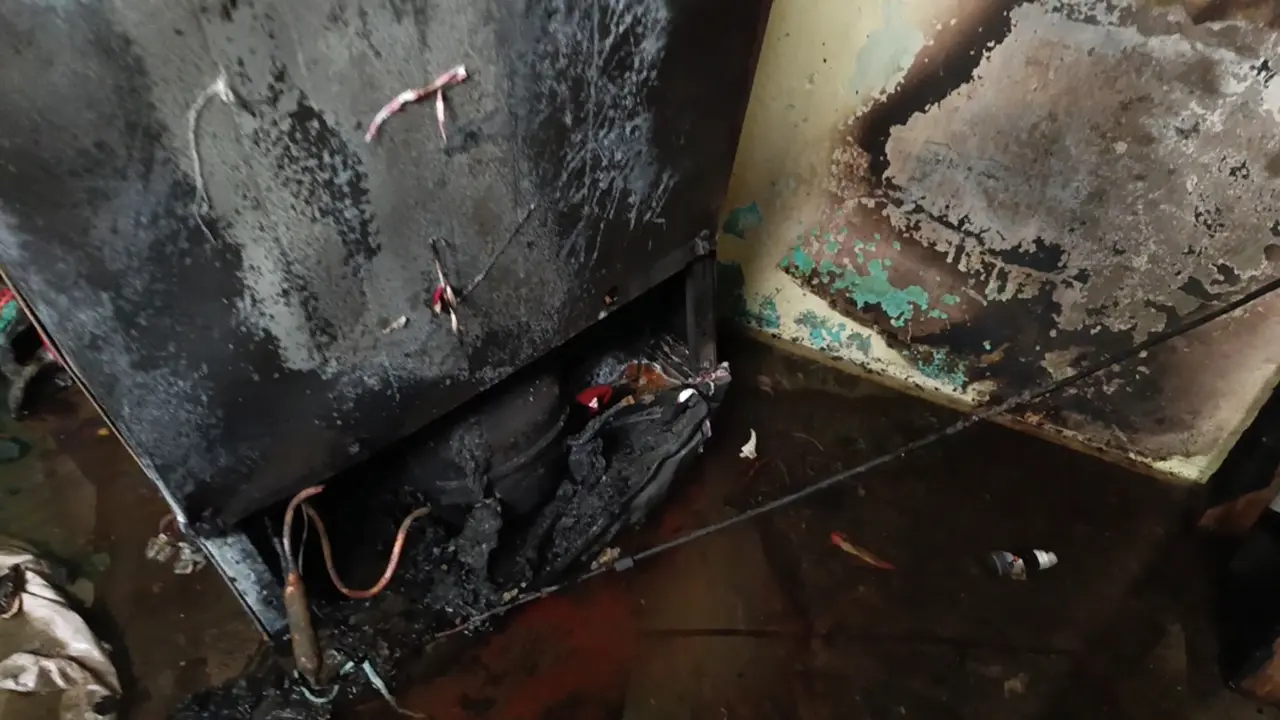 ফ্রিজের কম্প্রেসার ‘অক্ষত’, স্থানীয়দের দাবি আগুন গ্যাস থেকেই