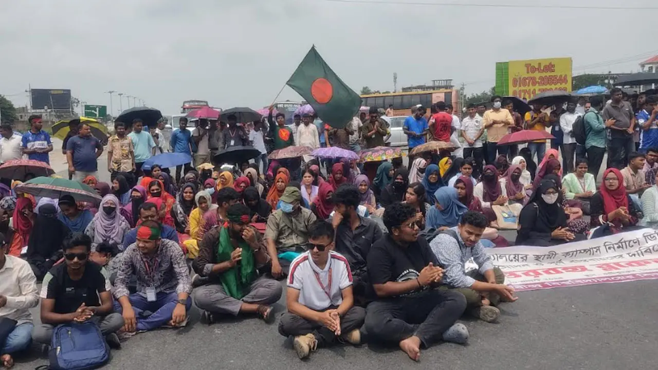 সড়কে রবীন্দ্র বিশ্ববিদ্যালয়ের শিক্ষার্থীরা, ঢাকা-উত্তরবঙ্গ যোগাযোগ বন্ধ
