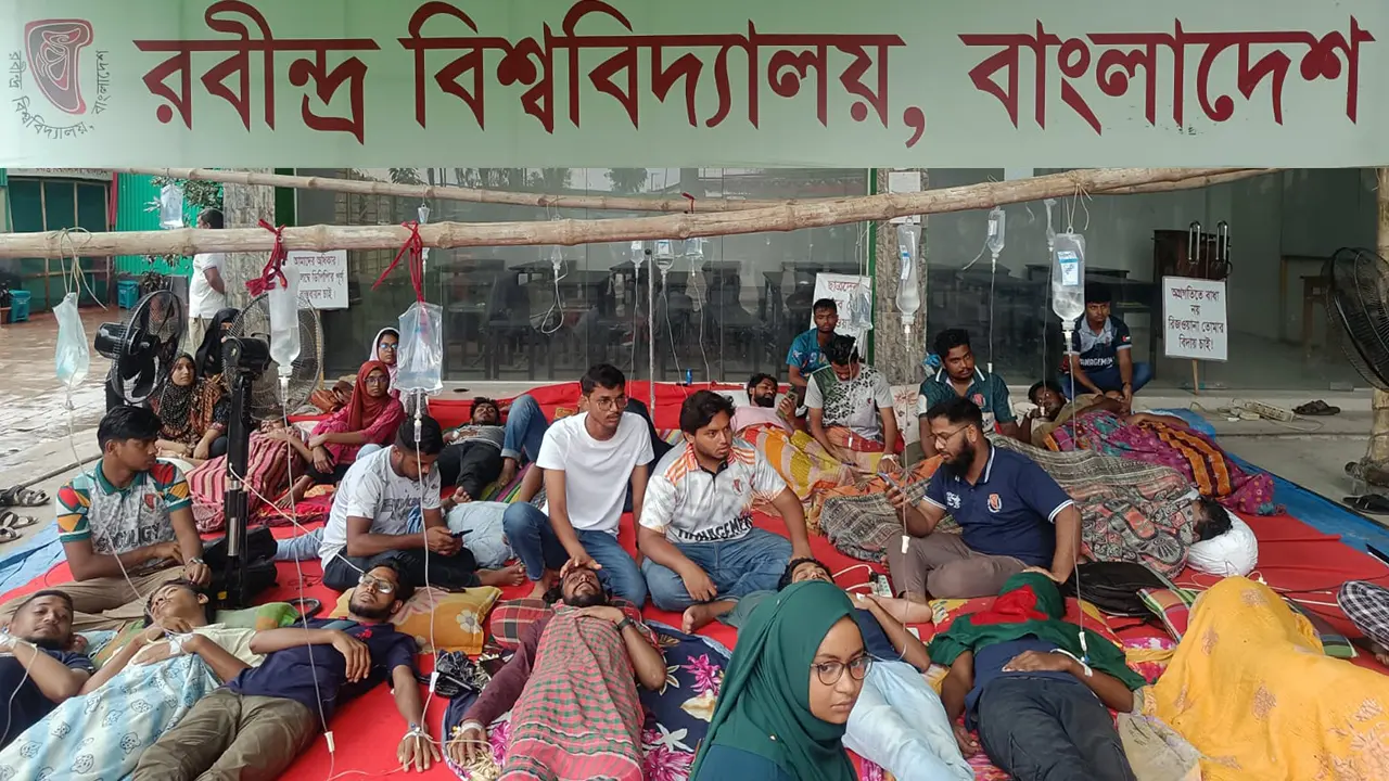 আমরণ অনশনে রবীন্দ্র বিশ্ববিদ্যালয়ের শিক্ষার্থীরা, অসুস্থ বেড়ে ২০