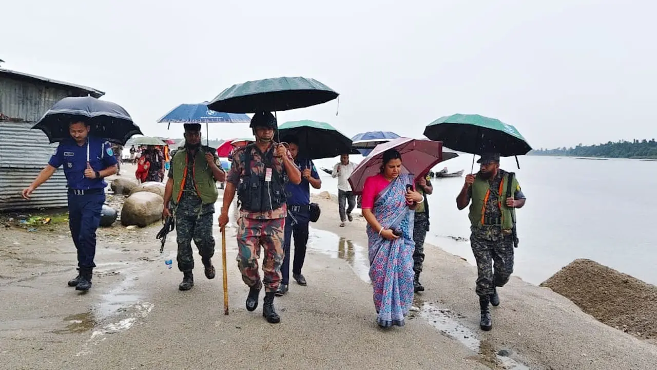 বালু-পাথর লুটপাট বন্ধে জাফলংয়ে প্রশাসনের অভিযান, ভাঙা হলো ১০০ নৌকা