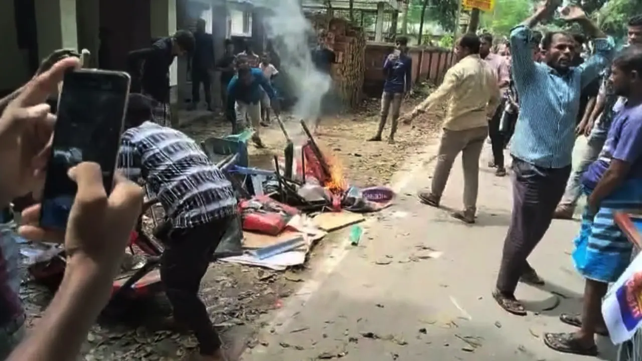ঠাকুরগাঁওয়ে জাতীয় পার্টির কার্যালয়ে ভাঙচুর ও অগ্নিসংযোগ