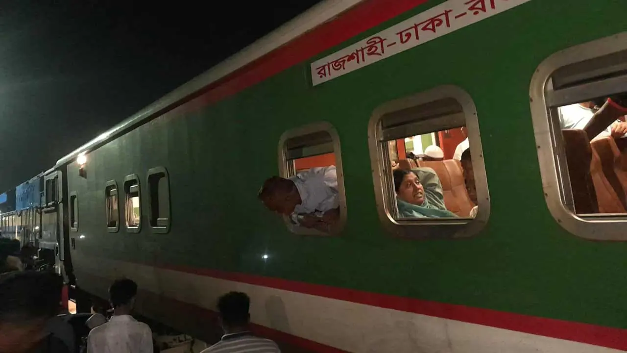 গাজীপুরে ট্রেন লাইনচ্যুত, উত্তরবঙ্গের সঙ্গে চলাচল বন্ধ
