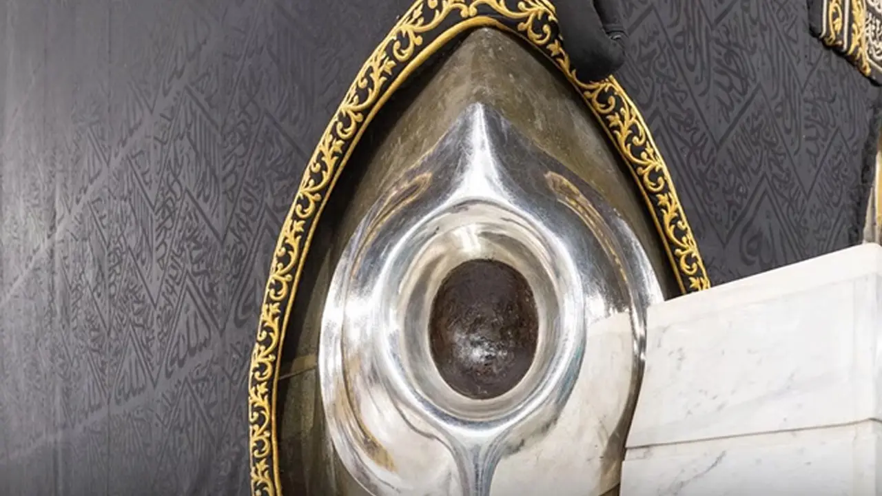 তাওয়াফের সময় হাজরে আসওয়াদের সামনে দাঁড়িয়ে না থাকার নির্দেশ