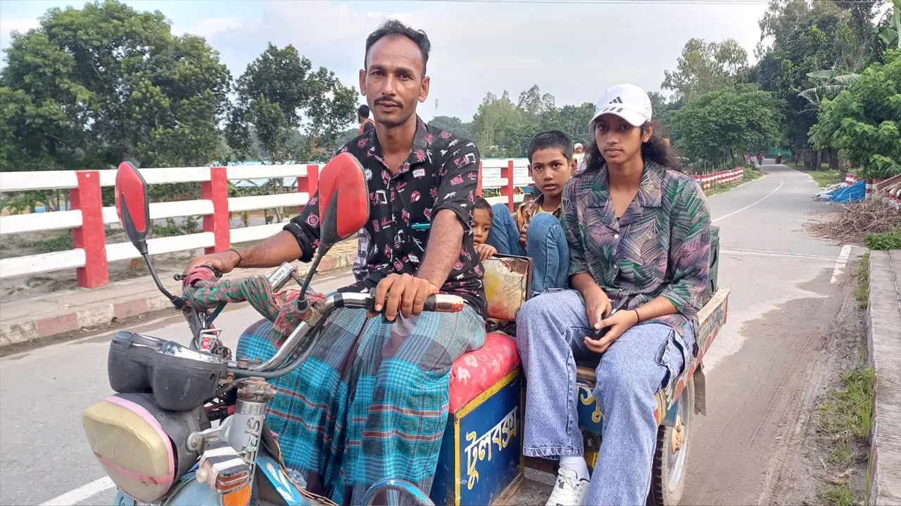 ‘আমি ভ্যান চালাই, আমার মেয়ে বিমানে চড়ে খেলতে যায়’