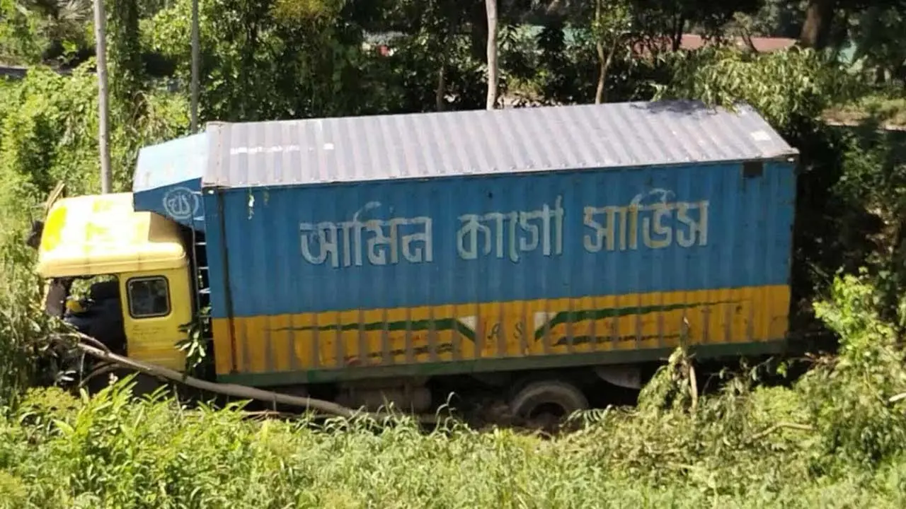 চট্টগ্রাম কাভার্ডভ্যানের নিচে পড়ে নারীর মৃত্যু