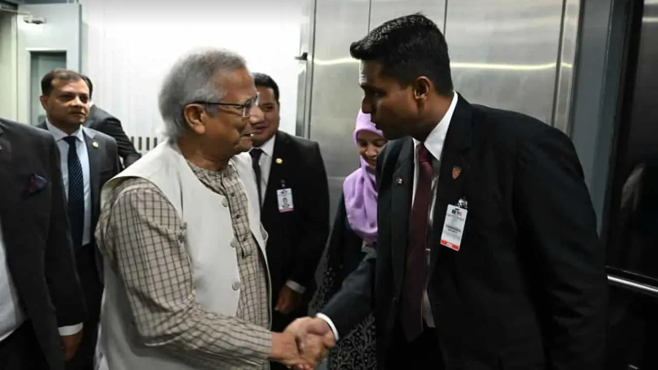 মালয়েশিয়া পৌঁছেছেন প্রধান উপদেষ্টা