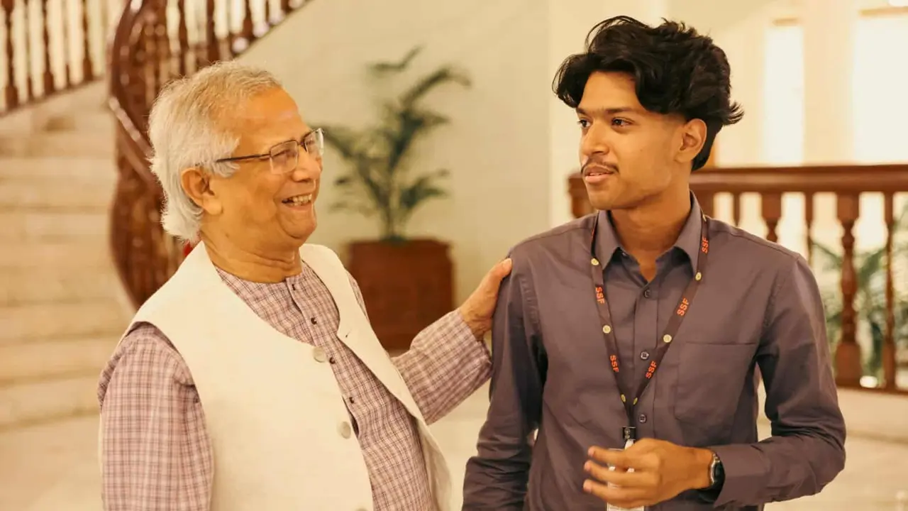 মেঘের হাতে পূর্বাচলের প্লটের দলিল হস্তান্তর করলেন প্রধান উপদেষ্টা