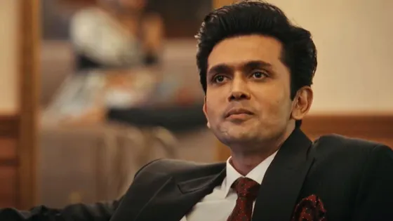 হিন্দিতে সংলাপ, রেট্রো লুক— বলিউডে কি ঝড় তুলতে চলেছেন আরিফিন শুভ?