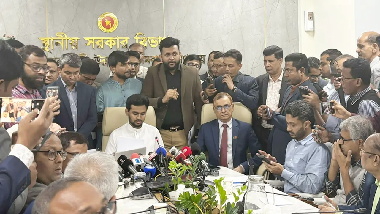 ভোটে লড়বেন আসিফ, পদ ছাড়ার বিষয়ে ‘নীরব’
