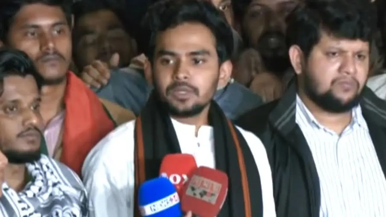 হাদির খুনিদের হস্তান্তর না করলে লড়াই থামবে না : আসিফ মাহমুদ