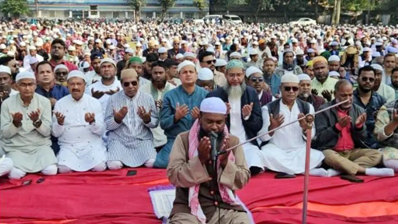 বগুড়ায় খালেদা জিয়ার সুস্থতা কামনায় হাজারো মানুষের দোয়া