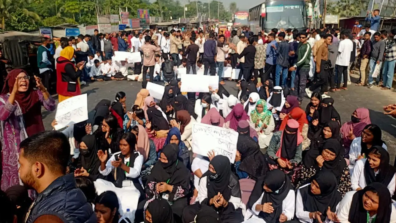কৃষি ডিপ্লোমা শিক্ষার্থীদের ঢাকা-বরিশাল মহাসড়ক অবরোধ