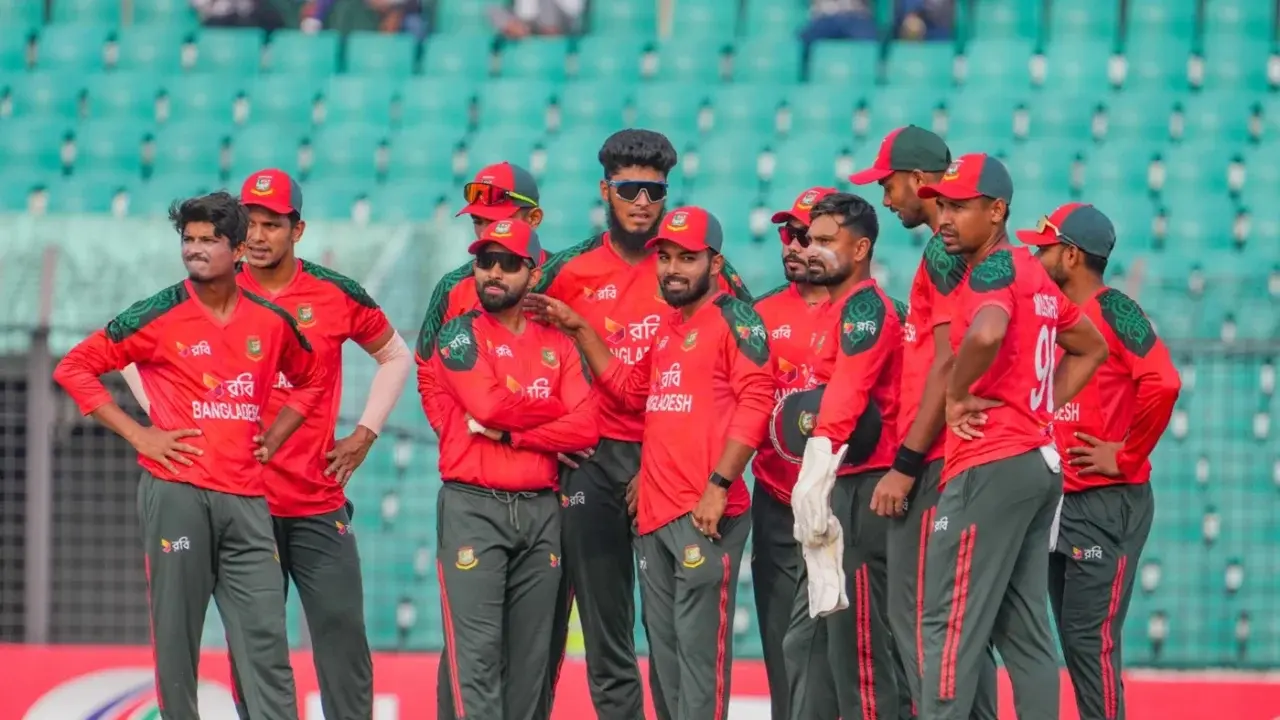 পাওয়ার প্লের পর বাংলাদেশের বোলারদের দাপট