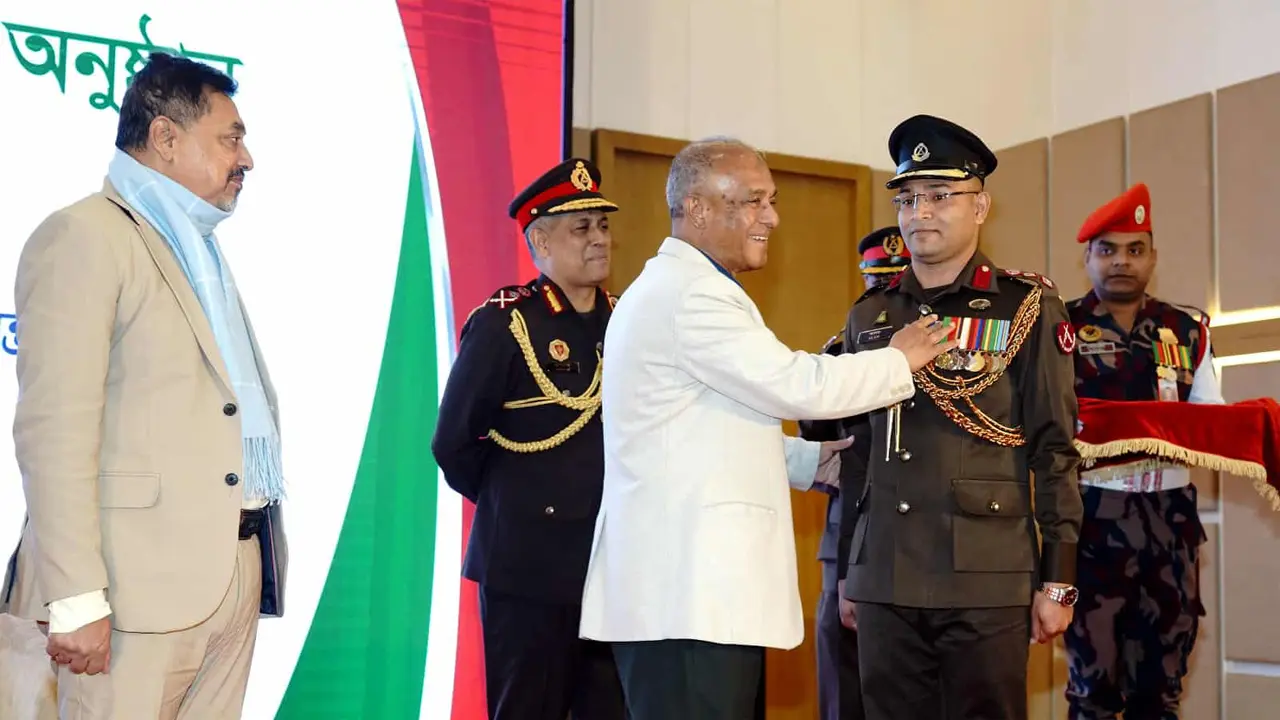 কৃতিত্বপূর্ণ কাজের স্বীকৃতিস্বরূপ পদক পেলেন ৭২ বিজিবি সদস্য