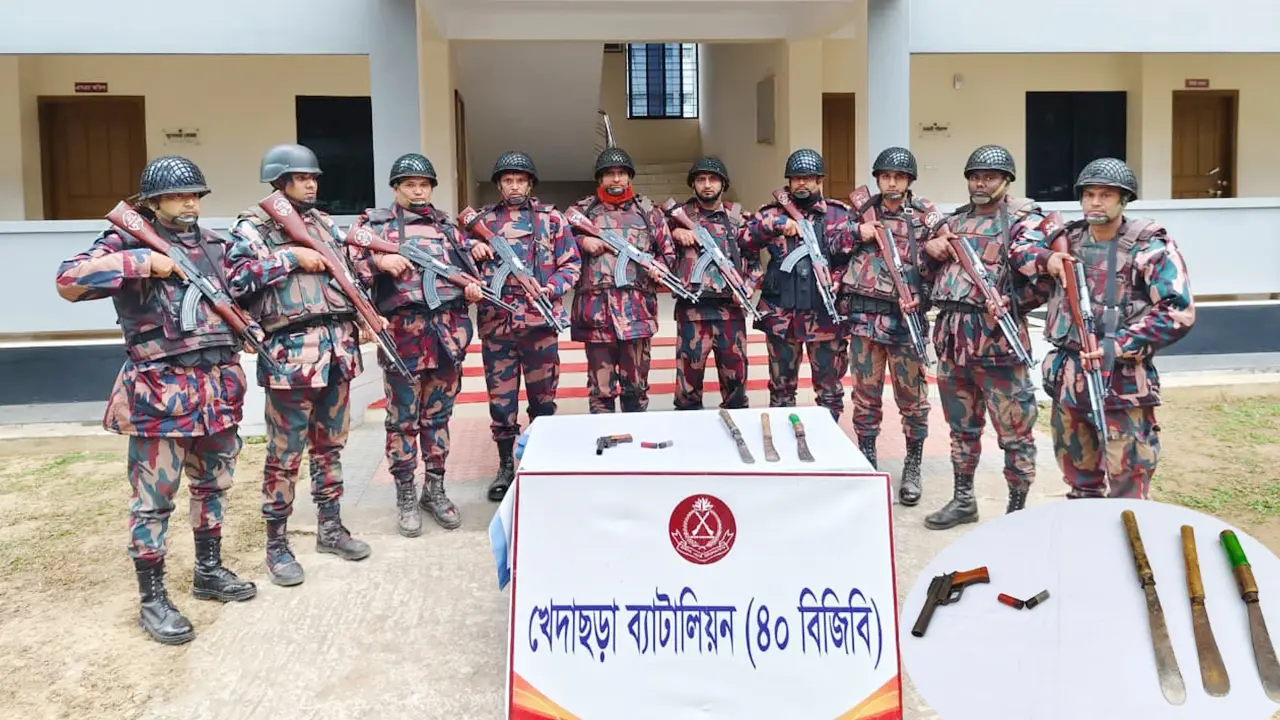 ভারতীয় সীমান্ত থেকে পিস্তল-তাজা গুলি ও দেশীয় অস্ত্র উদ্ধার