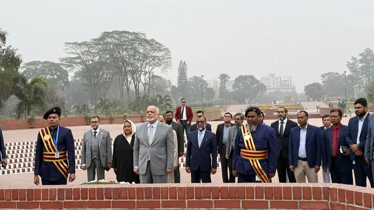 জাতীয় স্মৃতিসৌধে নবনিযুক্ত প্রধান বিচারপতির শ্রদ্ধা নিবেদন