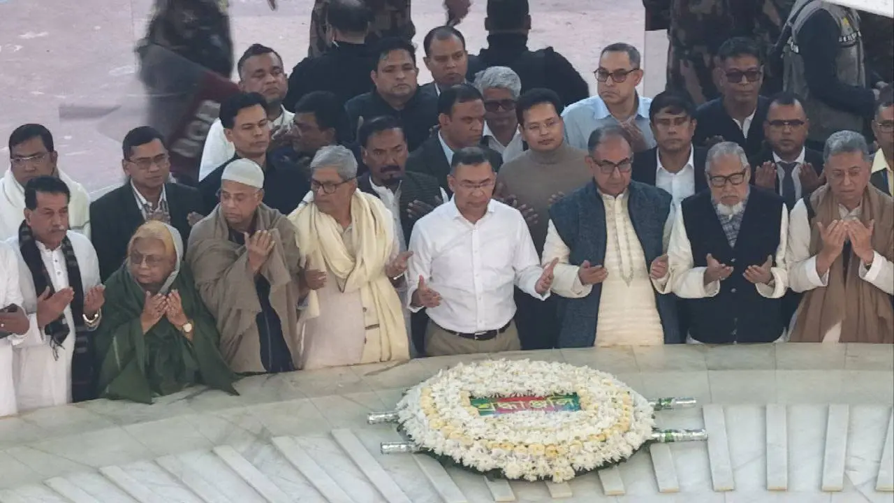 ১৯ বছর পর বাবার কবরের পাশে তারেক রহমান