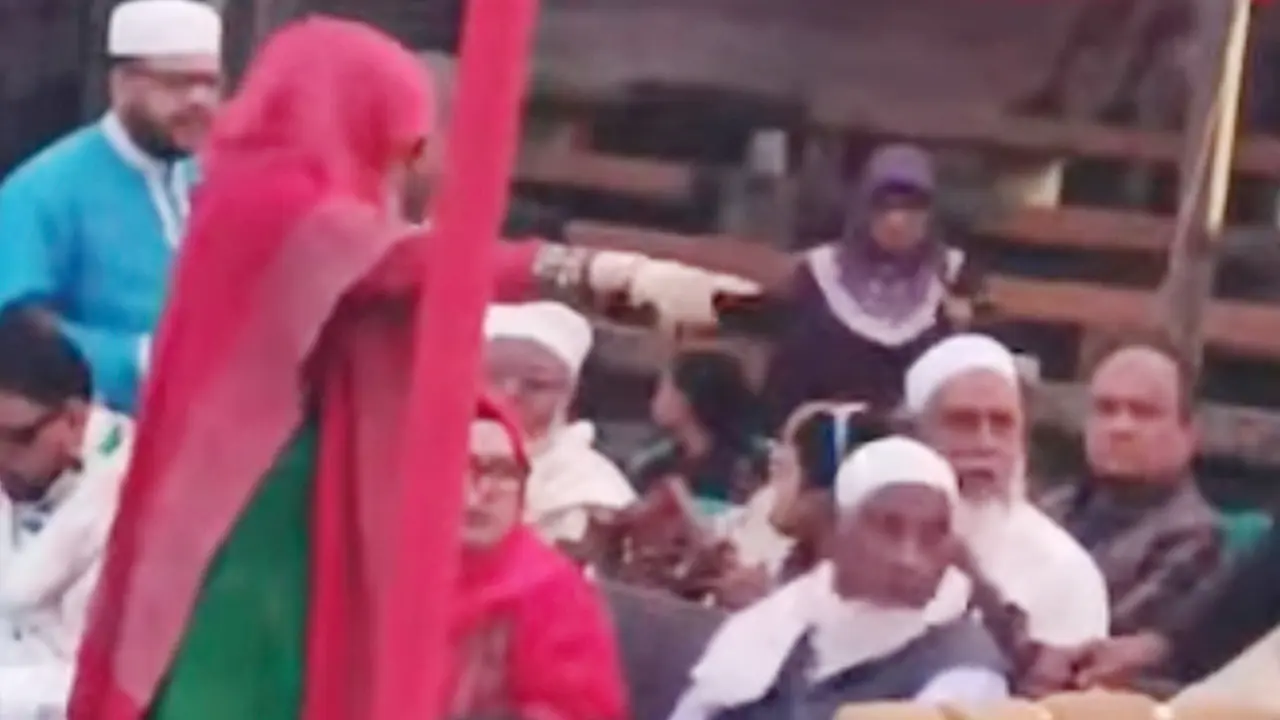 মুক্তিযোদ্ধাকে চেয়ার থেকে তুলে দিলেন মহিলা দলের নেত্রী