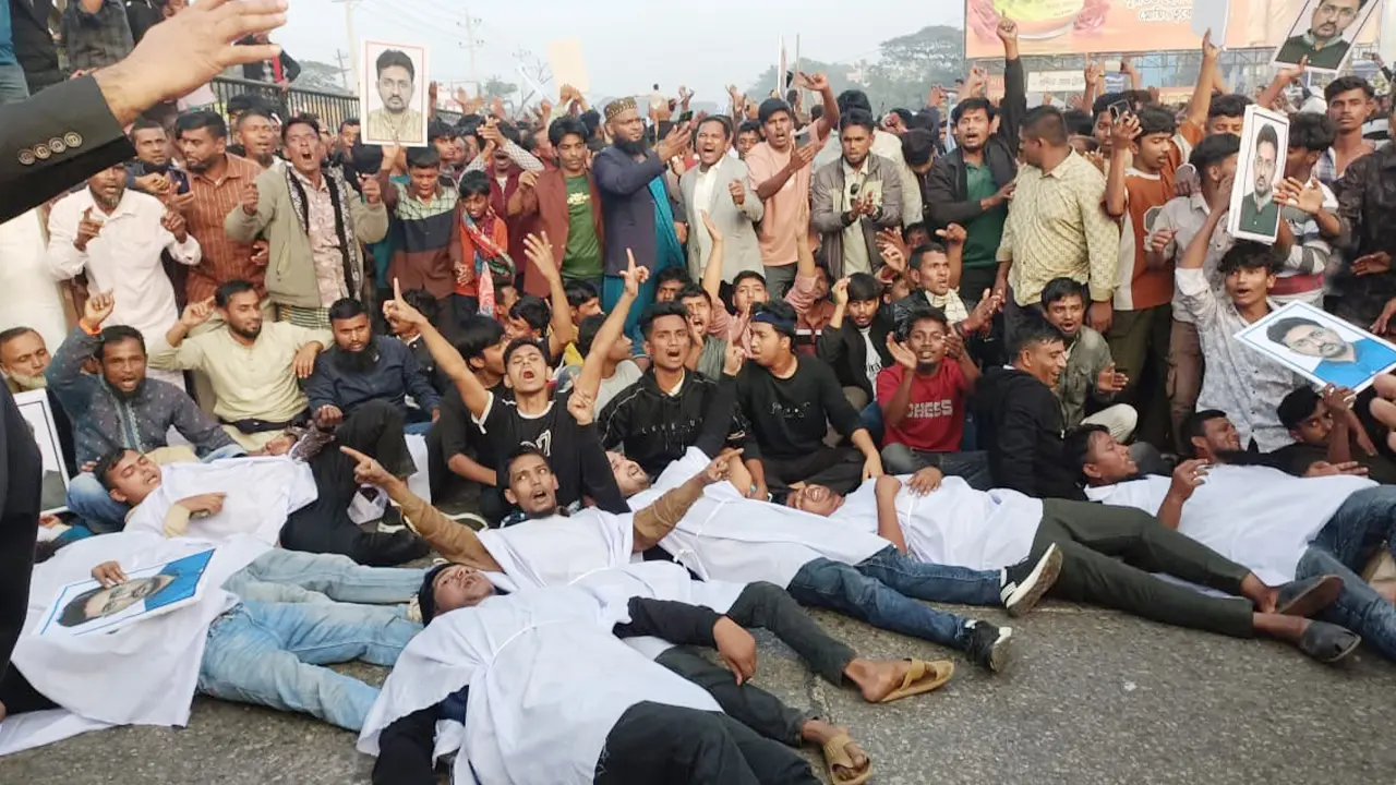 ড. রেদোয়ানকে মনোনয়ন দেওয়ার প্রতিবাদে কাফনের কাপড় পরে বিক্ষোভ