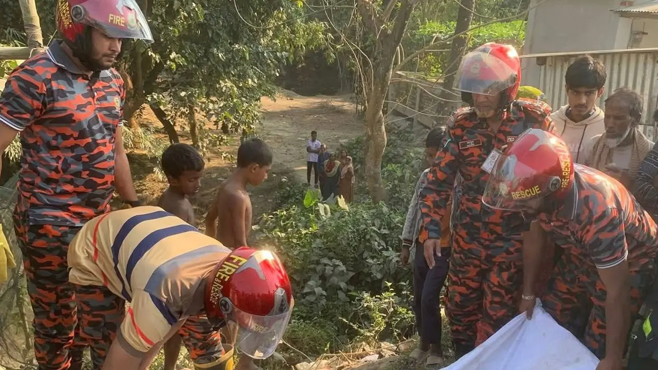বগুড়ায় ট্রাকচাপায় মা-ছেলে নিহত