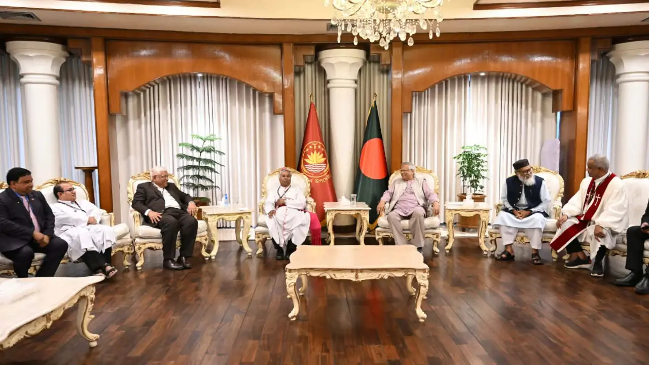 বড়দিন উপলক্ষ্যে ধর্মীয় নেতাদের সঙ্গে প্রধান উপদেষ্টার শুভেচ্ছা বিনিময়