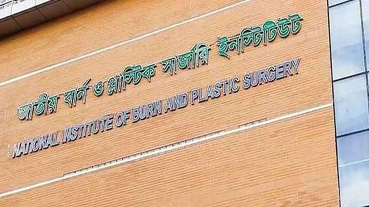 লক্ষ্মীপুরে বিএনপি নেতার ঘরে আগুন : দগ্ধ দুই মেয়ে জাতীয় বার্নে ভর্তি