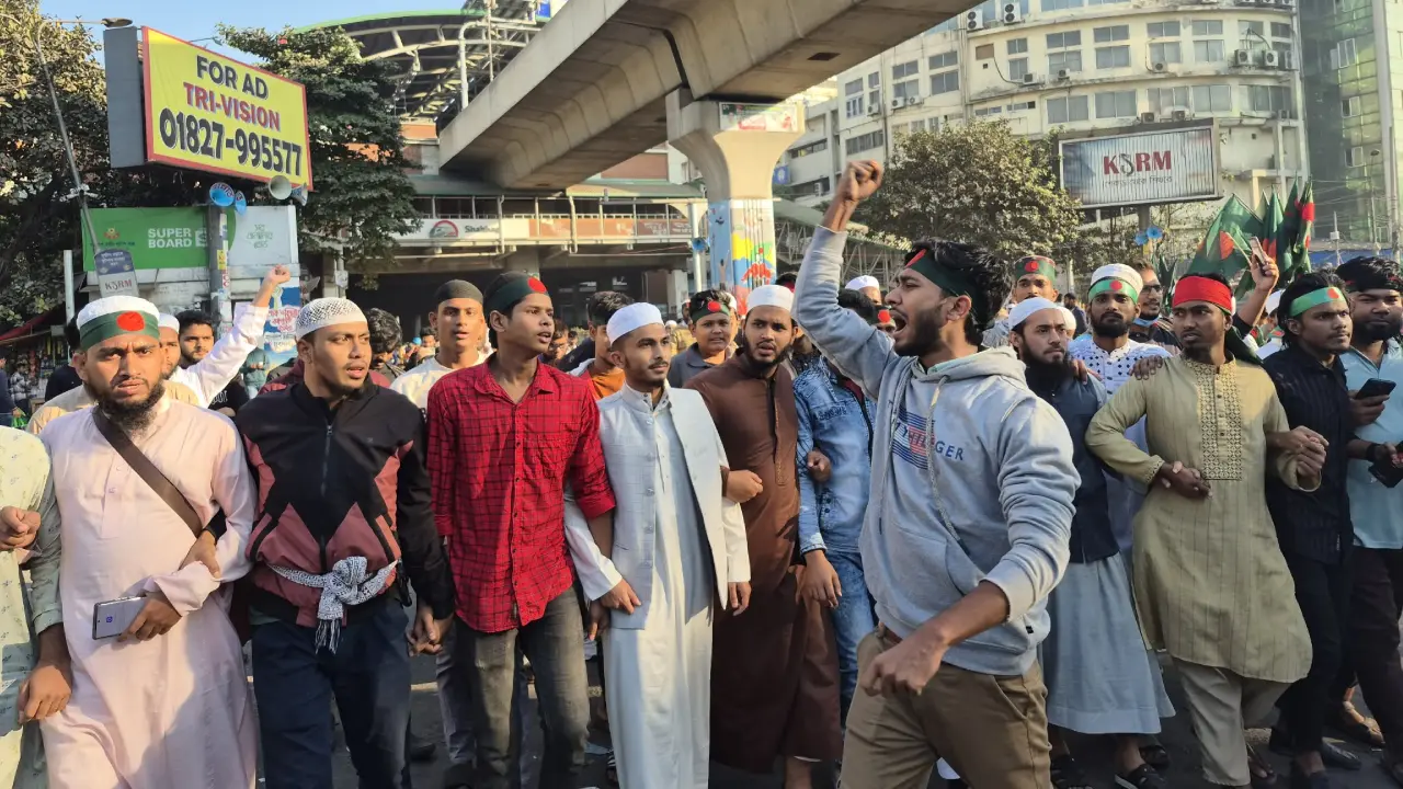 ওসমান হাদির মৃত্যুর প্রতিবাদ জানাতে শাহবাগে জড়ো হচ্ছেন ছাত্র-জনতা