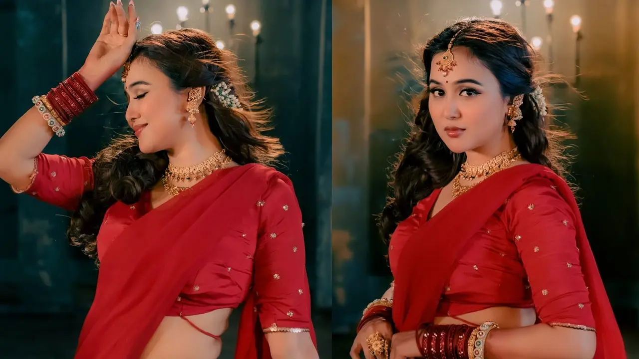 মুগ্ধতা ছড়াল চমকের ‘চুড়ি ছাম ছাম’ লুক