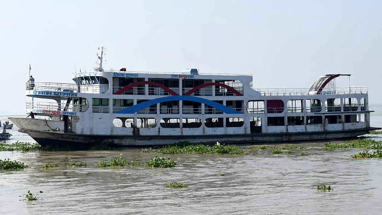 সারাদেশে সব ধরনের নৌযান চলাচল বন্ধ ঘোষণা