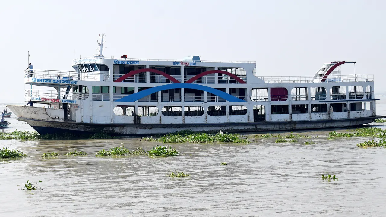 ঘন কুয়াশায় সারা দেশে যাত্রীবাহী নৌযান চলাচল বন্ধ