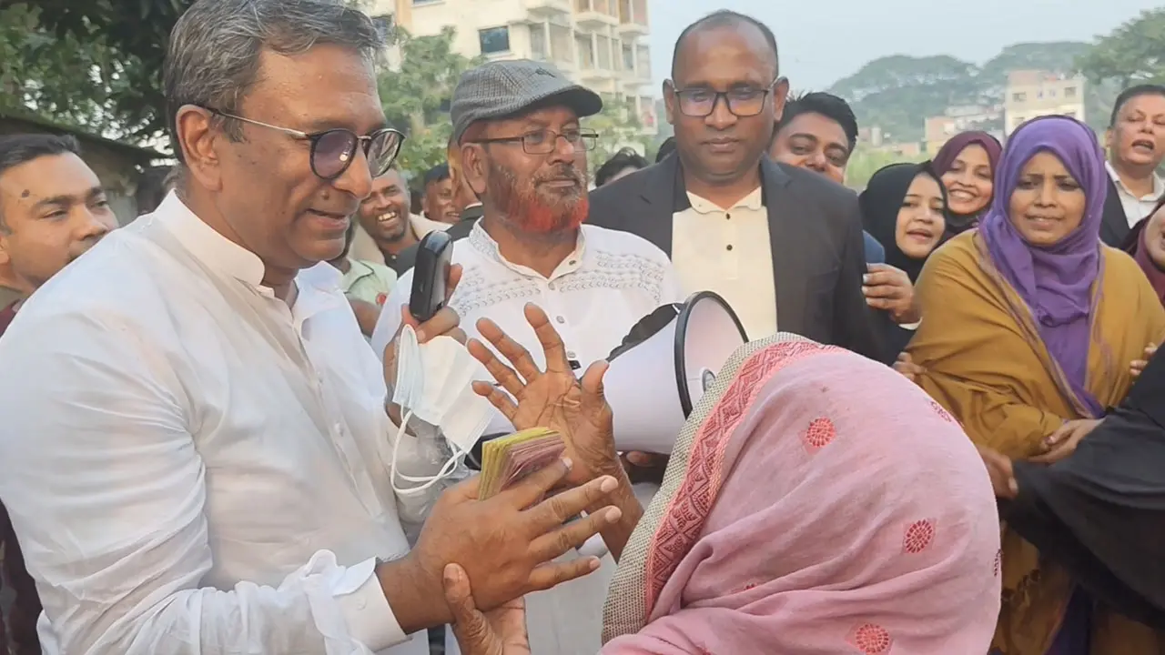 নির্বাচনী কাজের জন্য ধানের শীষের প্রার্থীকে জমানো টাকা দিলেন বৃদ্ধা
