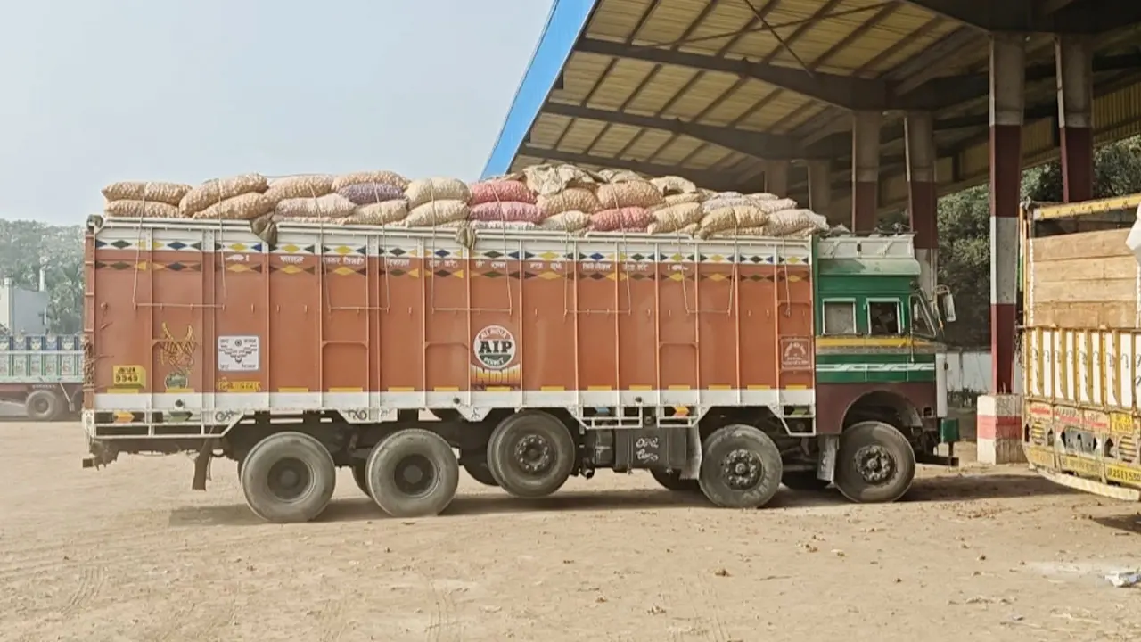 সোনামসজিদ স্থলবন্দর দিয়ে এলো ৪১৯ টন পেঁয়াজ