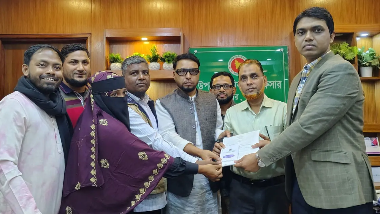 হাসনাত আবদুল্লাহর মনোনয়ন নিলেন শহীদ পরিবারের সদস্যরা
