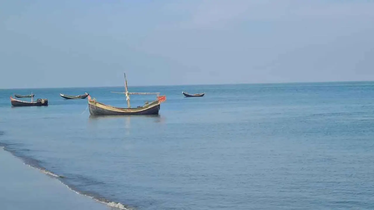 ৪৫ যাত্রী নিয়ে চরে আটকে আছে সেন্ট মার্টিনগামী ট্রলার