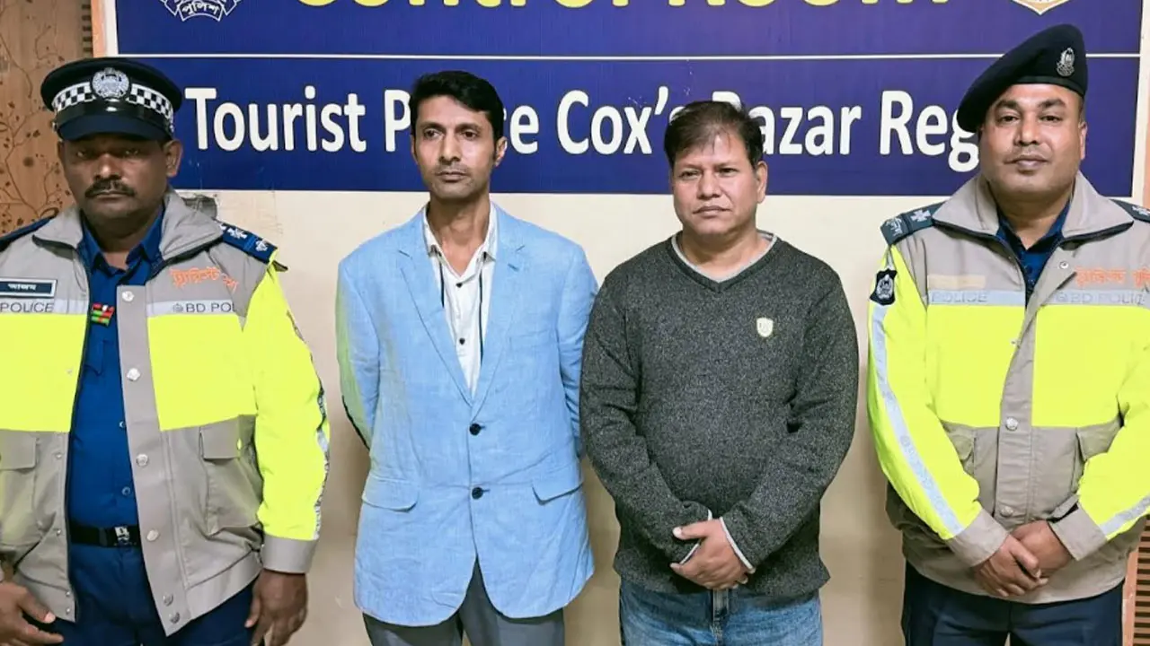 ট্যুরিস্ট পুলিশের সহায়তায় ক্ষতিপূরণসহ ২ লাখ টাকা পেলেন পর্যটকেরা