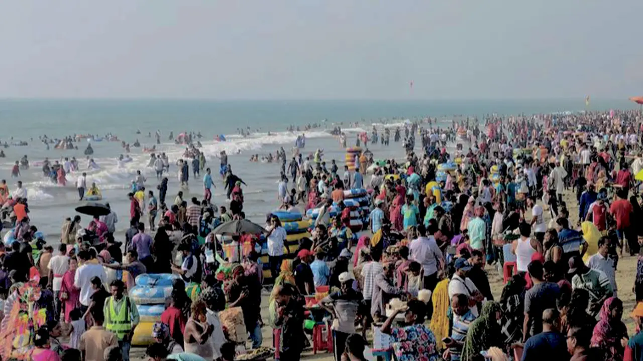 কক্সবাজারে বেড়েছে শীতের তীব্রতা, ছুটির আনন্দে উচ্ছ্বসিত লাখো পর্যটক