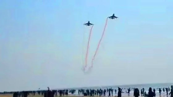 বিমান বাহিনীর ফ্লাই পাস্টে রঙিন হলো কক্সবাজারের আকাশ