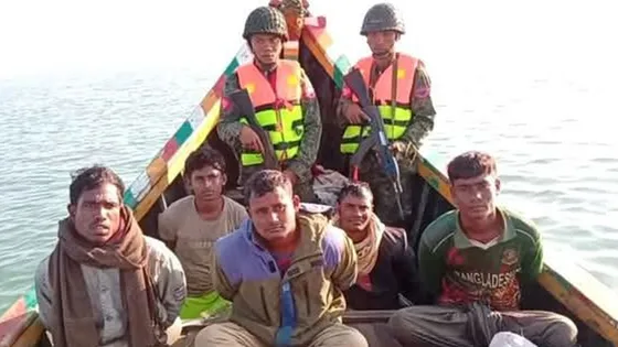 দুই ট্রলারসহ ৯ জেলেকে ধরে নিয়ে গেল আরকান আর্মি