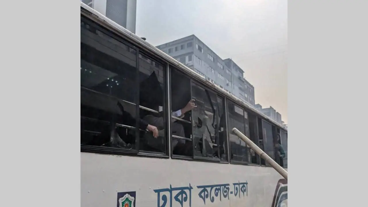 ঢাকা কলেজের দুই বাস ভাঙচুর, বুধবার থেকে বন্ধ সব রুটের বাস সার্ভিস