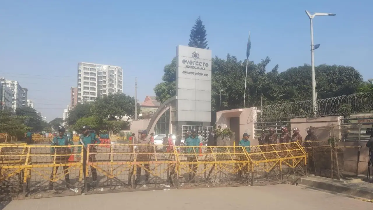 এভারকেয়ারের সামনে ভিড় করছে না নেতাকর্মীরা