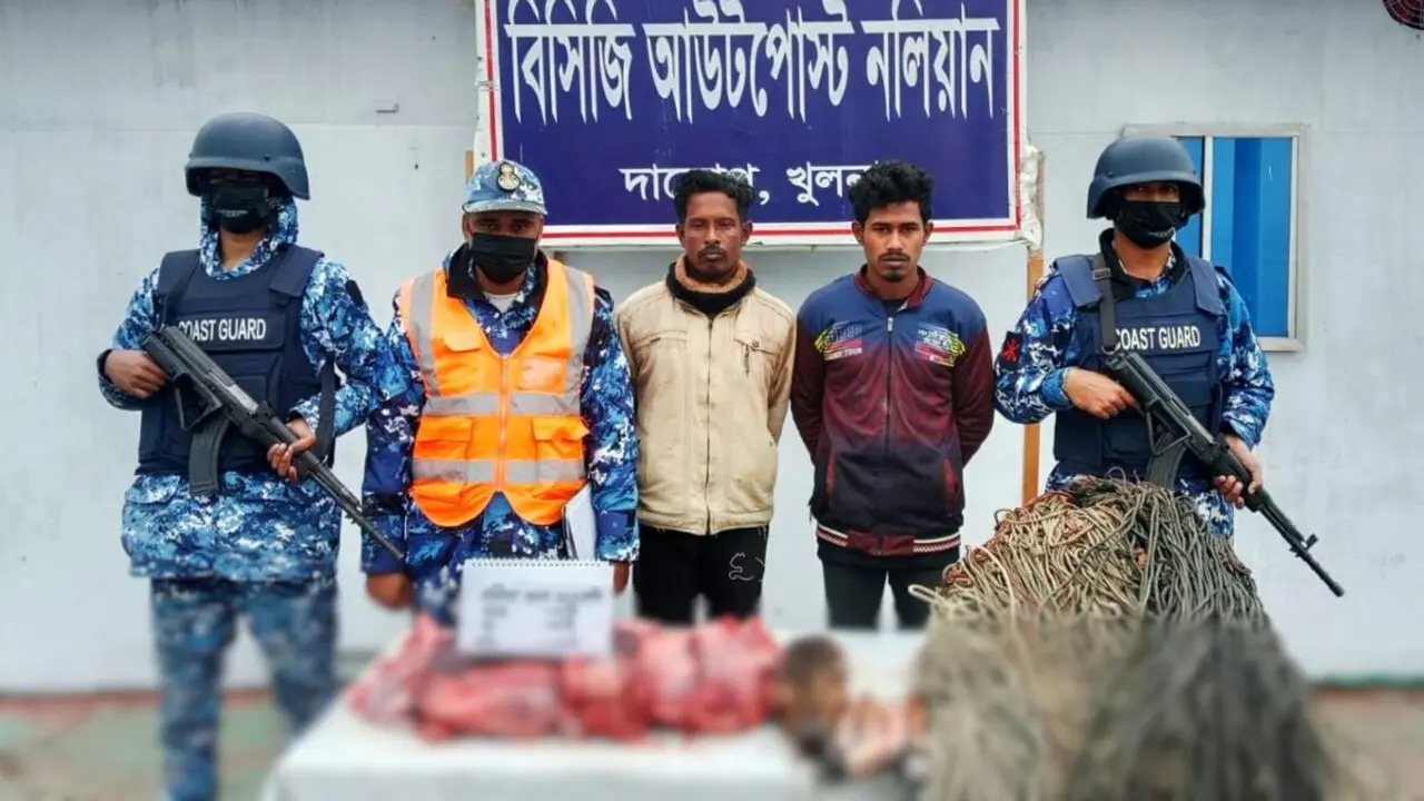 সুন্দরবনে সাড়ে ২১ কেজি হরিণের মাংসসহ ২ শিকারি আটক