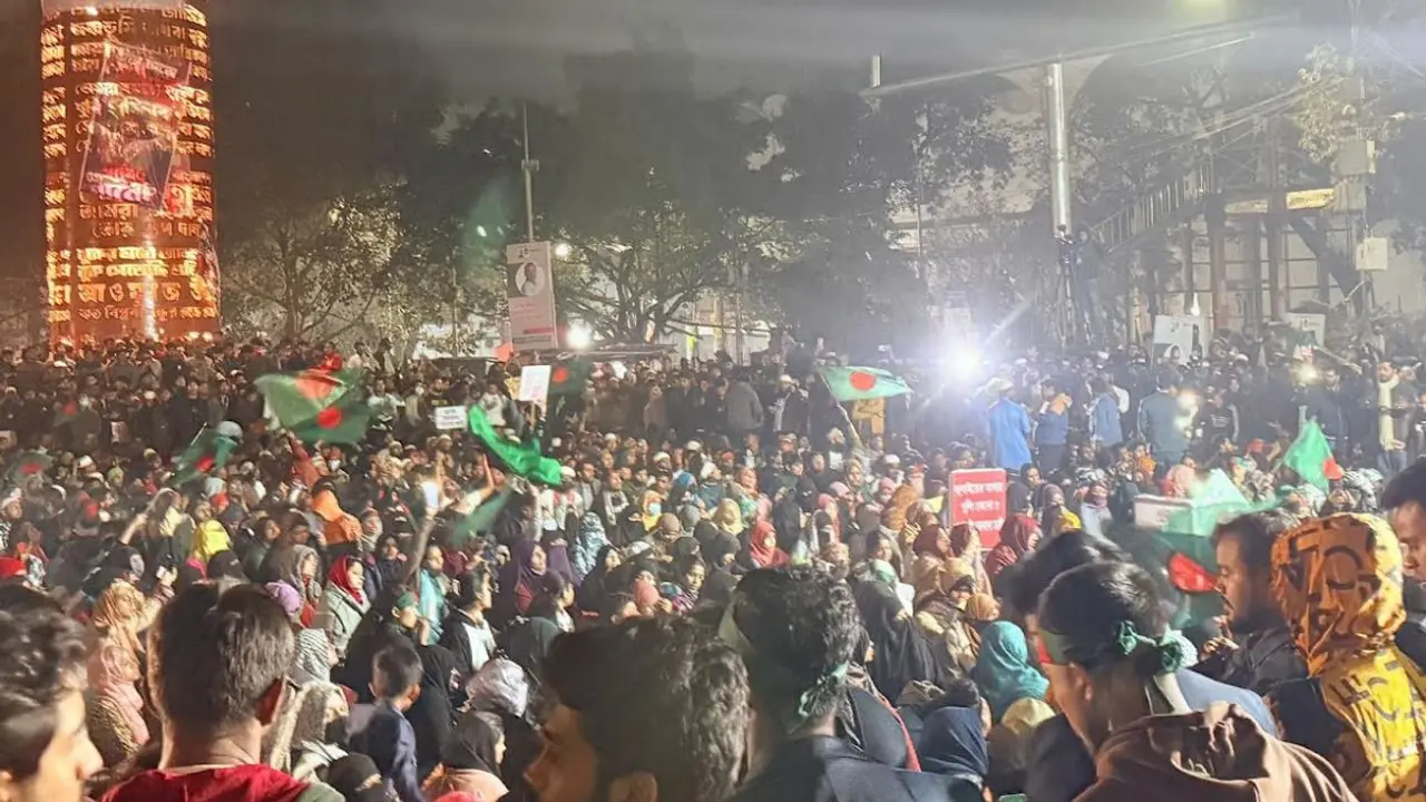 হাদি হত্যার বিচারের দাবিতে শাহবাগে দ্বিতীয় দিনের মতো অবস্থান