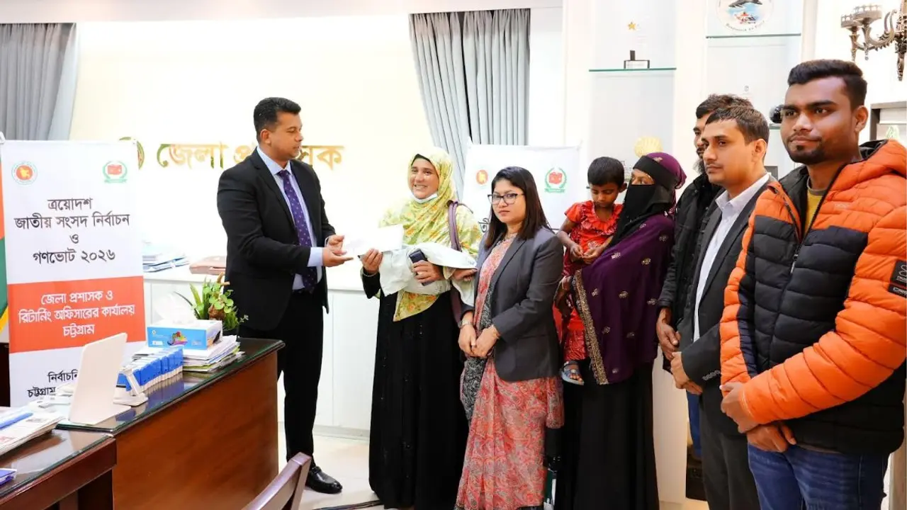 সড়কের পাশে উদ্ধার হওয়া ২ শিশুর দায়িত্ব নিলেন চট্টগ্রাম ডিসি