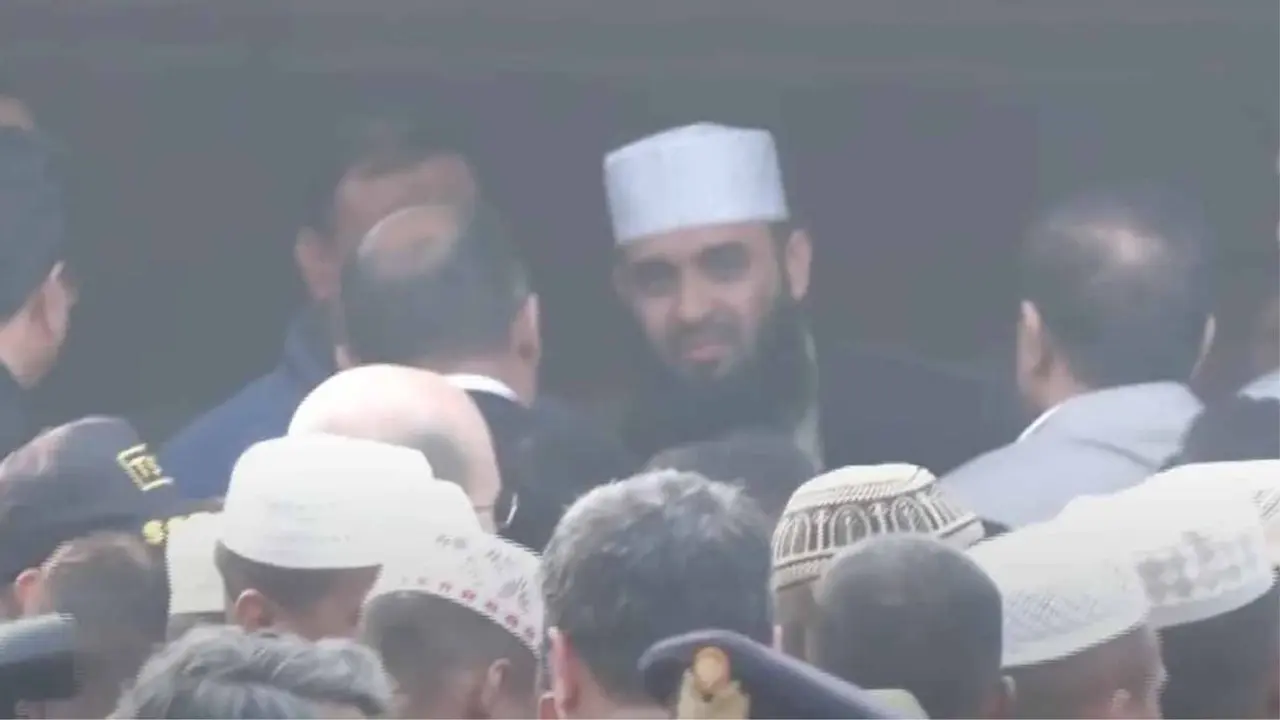 জানাজা শেষে খালেদা জিয়ার কফিন কাঁধে নেন মিজানুর রহমান আজহারী