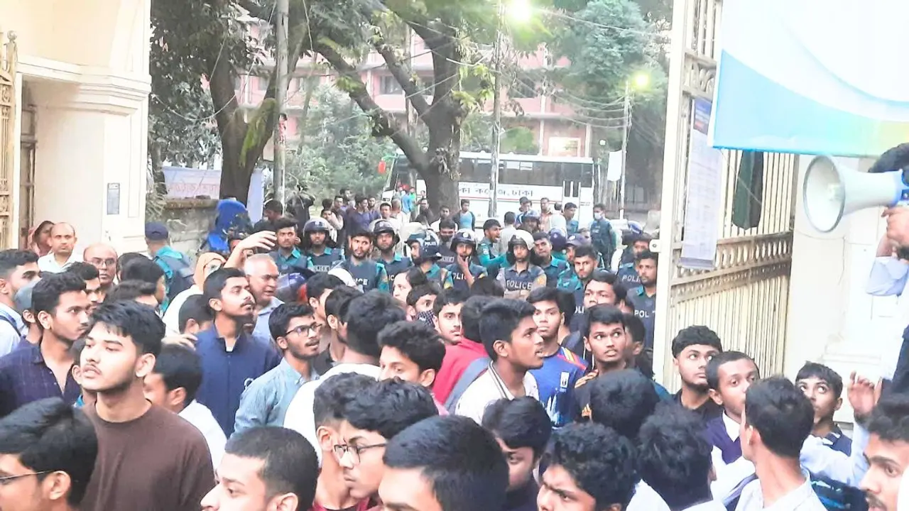 অধ্যাদেশের পক্ষে-বিপক্ষে উত্তেজনা, ঢাকা কলেজে পুলিশ মোতায়েন
