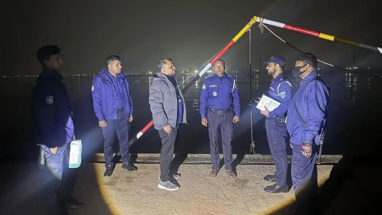 ফেরি থেকে ট্রাকসহ পাঁচ গাড়ি নিয়ে পড়লো ধলেশ্বরীতে, নিখোঁজ ১