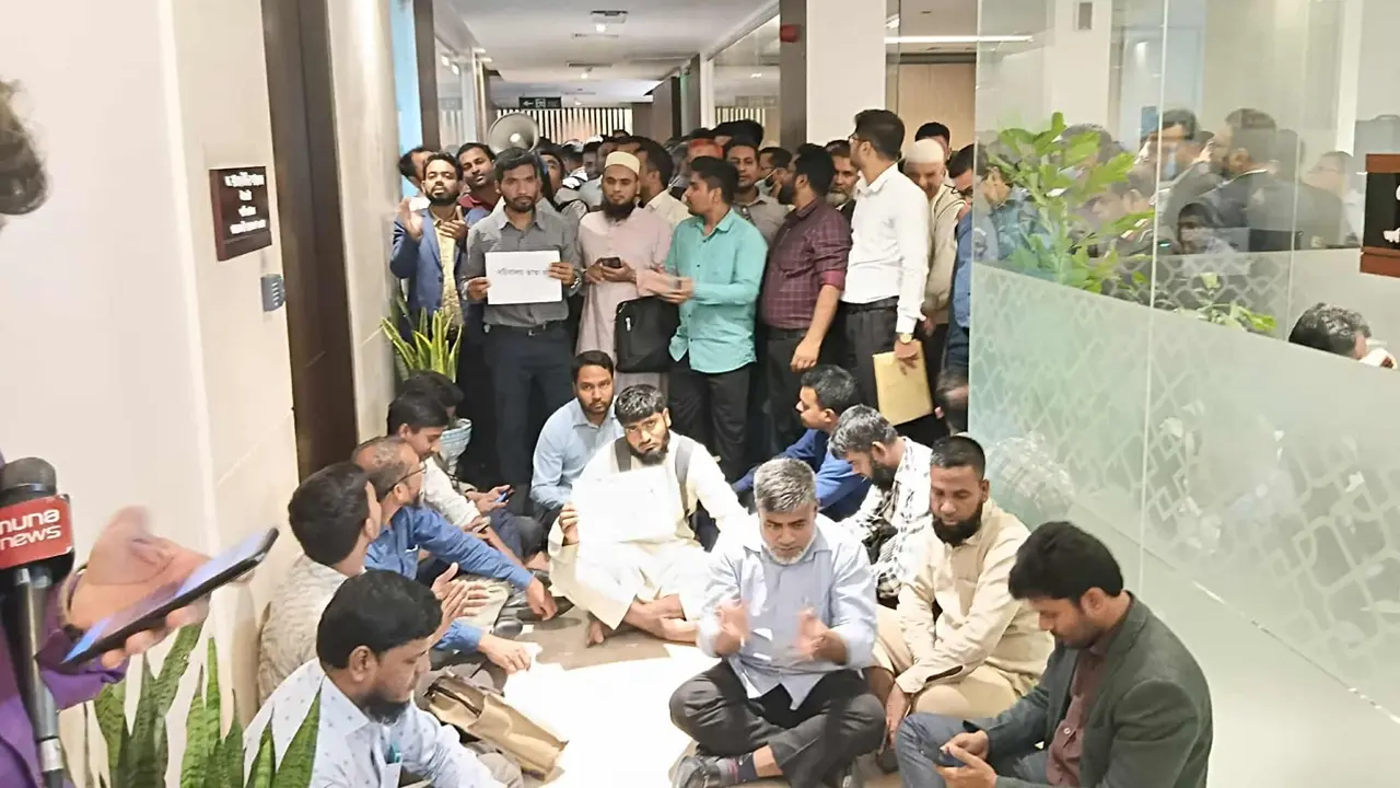 উপদেষ্টাকে বৃহস্পতিবার ১২টা পর্যন্ত সময় দিয়েছেন আন্দোলনকারীরা